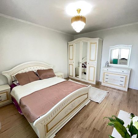 Apartment In Almaty Eksteriør bilde