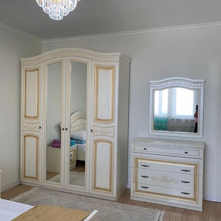 Apartment In Almaty Eksteriør bilde