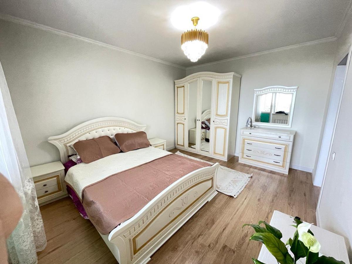 Apartment In Almaty Eksteriør bilde