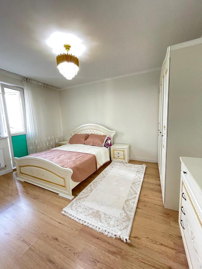 Apartment In Almaty Eksteriør bilde